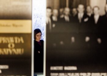 FOTO // Maia Sandu, la Muzeul masacrului de la Katyn din Varșovia: „Aceste crime au avut loc în urma Pactului Ribbentrop–Molotov, ale cărui consecințe le cunoaștem bine și noi”