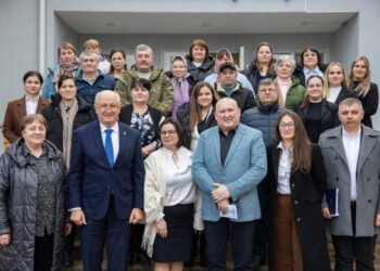 Șeful Guvernului s-a întâlnit cu autoritățile și un grup de cetățeni din Feștelița, localitate cu cel mai înalt nivel de eficientizare energetică