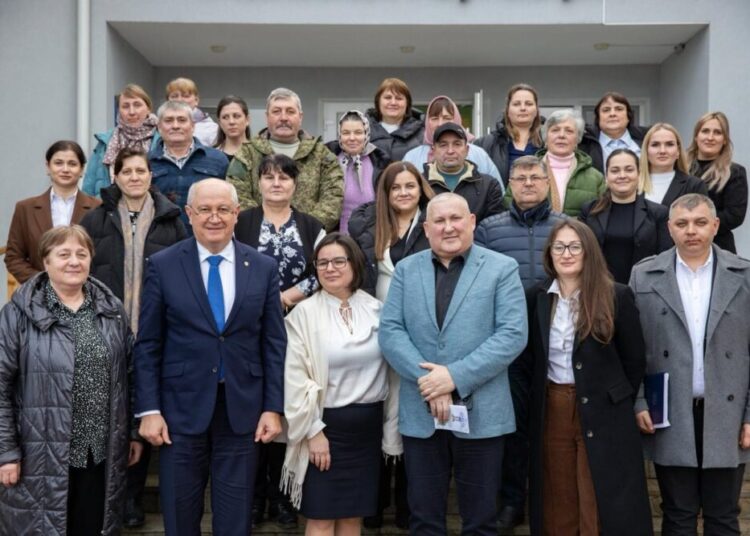 Șeful Guvernului s-a întâlnit cu autoritățile și un grup de cetățeni din Feștelița, localitate cu cel mai înalt nivel de eficientizare energetică