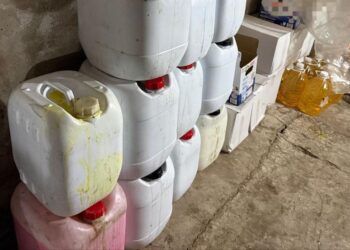 VIDEO // Detergenți și parfumuri contrafăcute, depistate de polițiștii din nordul țării la un bărbat din Chișinău