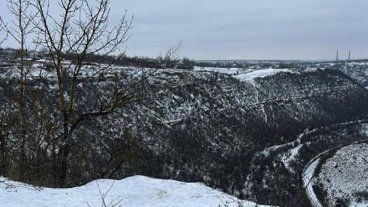 O tânără de 17 ani a murit după ce a căzut de pe o zonă stâncoasă în raionul Rezina