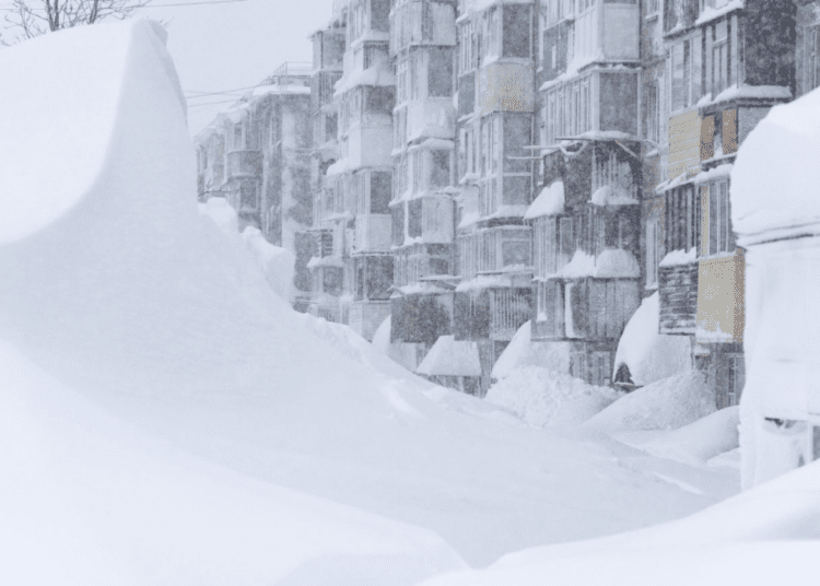 На Камчатке снегопад, какого не было больше 50 лет. Местные жители рассказывают о сугробах в пять метров. Некоторым пришлось выбираться из квартиры через окно