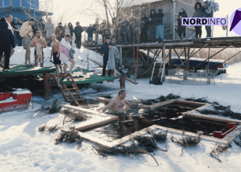 VIDEO // Apa rece ca gheața nu i-a speriat pe bălțeni să se scufunde de Bobotează: „Mă scald de 16 ani”