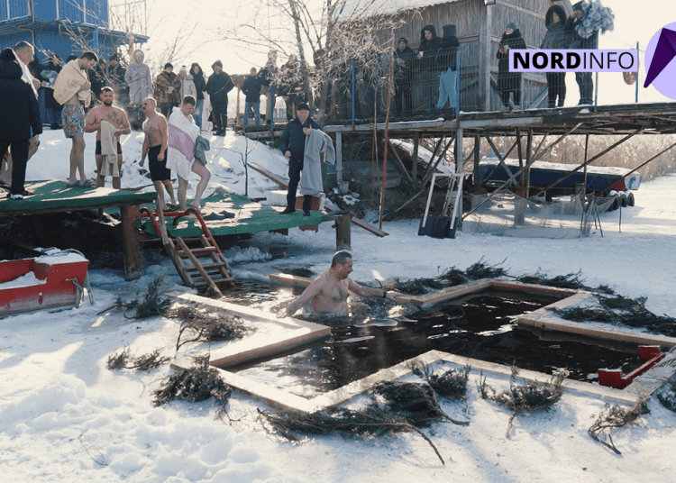 VIDEO // Apa rece ca gheața nu i-a speriat pe bălțeni să se scufunde de Bobotează: „Mă scald de 16 ani”