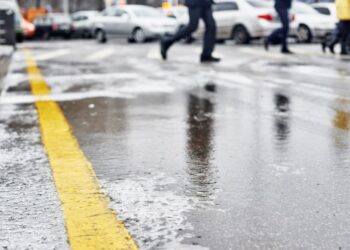 Poleiul creează pericol pe drumuri și trotuare. Avertisment pentru pietoni și șoferi din partea salvatorilor