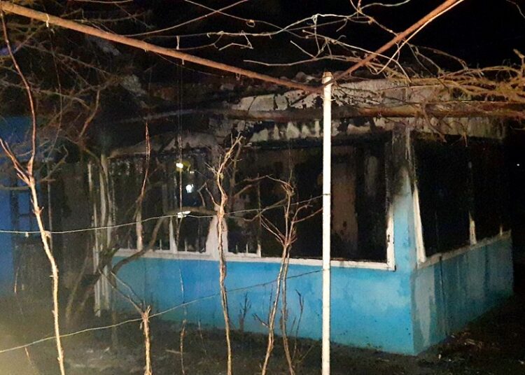 FOTO // Incendiu tragic în raionul Briceni. O femeie a murit în propria casă