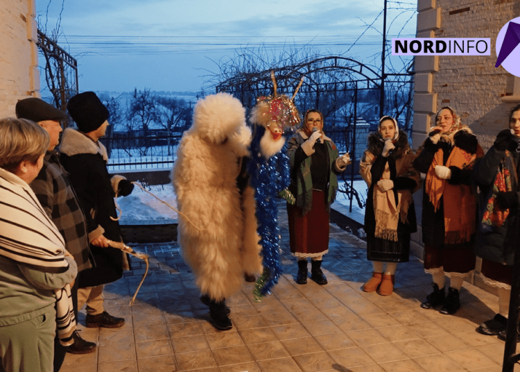 VIDEO // Urătorii au mers cu capra la Vasile din sat. Cum se păstrează obiceiurile de iarnă în satul Mîndreștii Noi