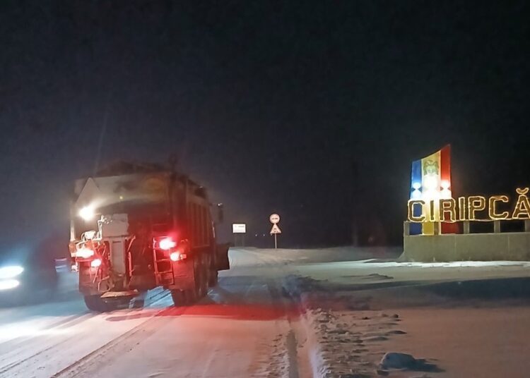 FOTO // Drumarii au intervenit pe mai multe trasee din nordul țării după ninsorile din timpul nopții