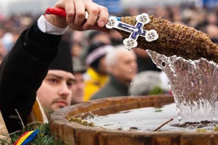 Creștinii ortodocși sărbătoresc Boboteaza pe stil vechi. Tradiții și obiceiuri
