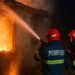 VIDEO // Incendiu în raionul Rîșcani. Anexa unei case a fost cuprinsă de flăcări