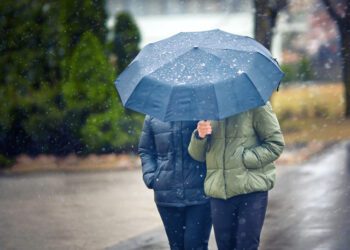 METEO // Un început de săptămână cu ploi și lapoviță slabă. Câte grade vor fi astăzi