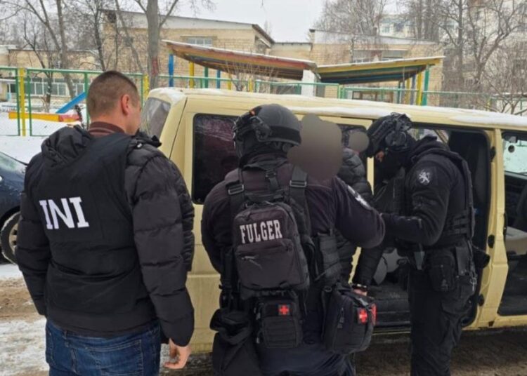 VIDEO // Un tânăr căutat de IP Glodeni, reținut la Chișinău într-un dosar de șantaj