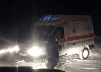 În nordul țării, două ambulanțe au rămas blocate în zăpadă. A fost nevoie de intervenția salvatorilor