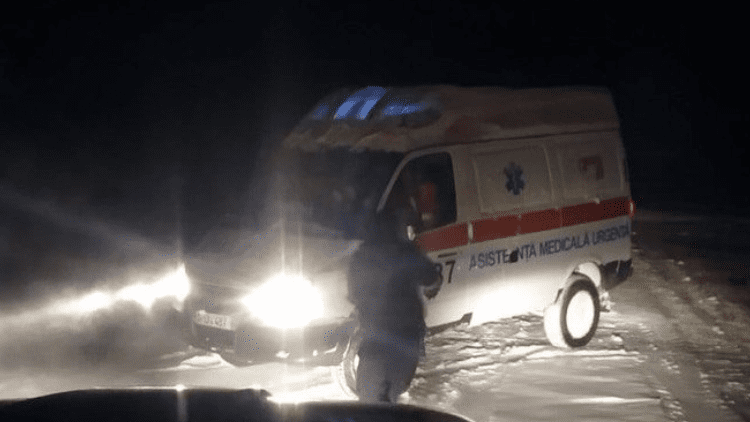 În nordul țării, două ambulanțe au rămas blocate în zăpadă. A fost nevoie de intervenția salvatorilor