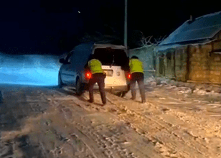 VIDEO // Oamenii legii la datorie. Polițiștii au deblocat mai multe autoturisme rămase împotmolite în zăpadă