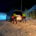 VIDEO // Oamenii legii la datorie. Polițiștii au deblocat mai multe autoturisme rămase împotmolite în zăpadă