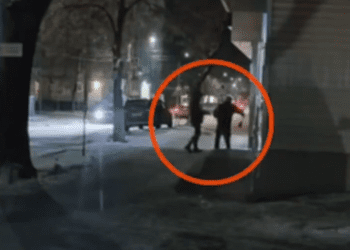 VIDEO // Un bărbat de 74 de ani din Bălți, victima unui grup de escroci. Poliția a reținut doi suspecți