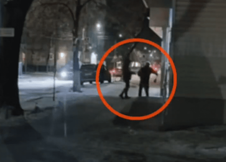 VIDEO // Un bărbat de 74 de ani din Bălți, victima unui grup de escroci. Poliția a reținut doi suspecți