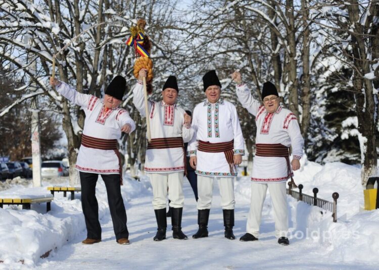 GALERIE FOTO // Colinde în Ajun de Crăciun. Atmosferă de sărbătoare în satele din Republica Moldova