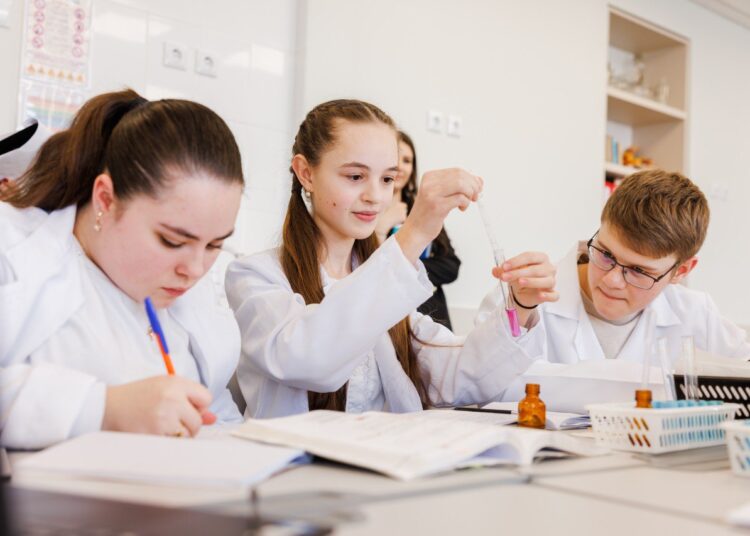 FOTO // Laboratoare moderne la Liceul „Mihail Sadoveanu” din Ocnița, renovate cu sprijinul UE