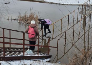 VIDEO // Situație periculoasă la Bălți: Copii surprinși cum trec pe marginea unui pod acoperit de apă