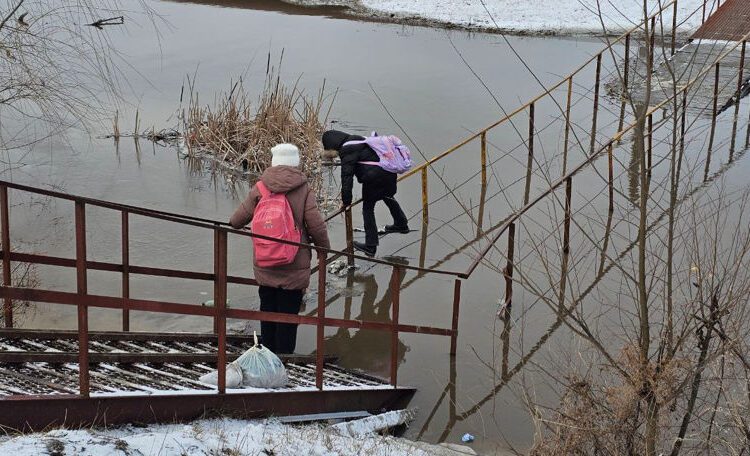 VIDEO // Situație periculoasă la Bălți: Copii surprinși cum trec pe marginea unui pod acoperit de apă