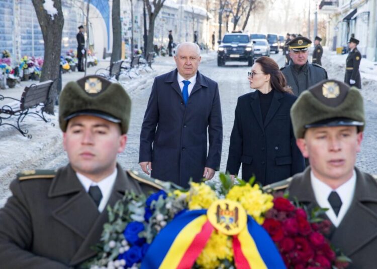 Alexandru Munteanu a depus flori la Zidul Memoriei Apărătorilor Căzuți ai Ucrainei: „Sacrificiul lor ne reamintește cât de prețioasă este viața, pacea și libertatea”