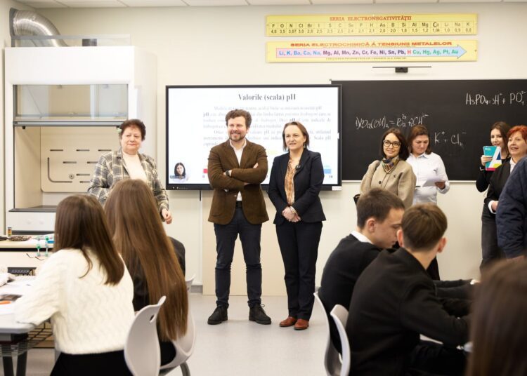 FOTO // Elevii Liceului „Alexei Mateevici” din Dondușeni învață știința în laboratoare modernizate