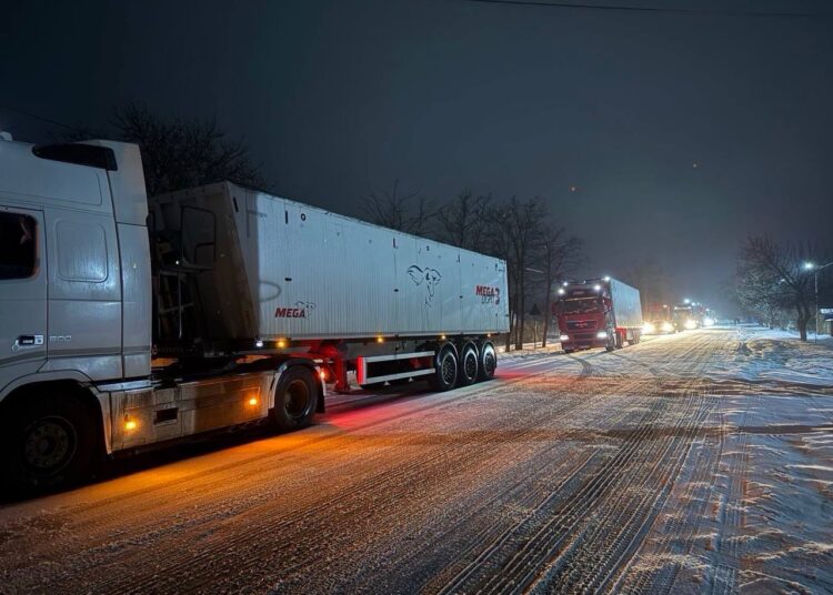 FOTO // Circulație îngreunată pe traseul Gordinești–Edineț din cauza poleiului