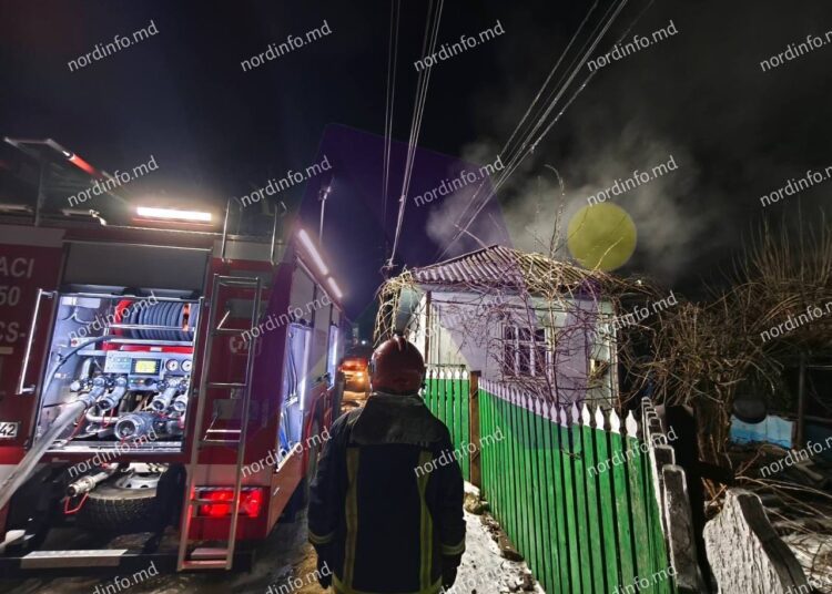 VIDEO // Incendiu în satul Pelinia din raionul Drochia. O casă a fost cuprinsă de flăcări