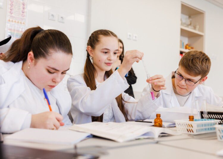 ФОТО // Современные лаборатории в лицее «Михай Садовяну» в Окнице, отремонтированные при поддержке ЕС