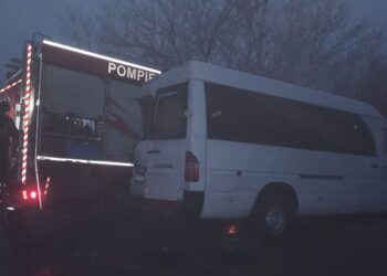 Cinci persoane rănite după ce un microbuz s-a izbit de o autospecială a pompierilor. Patru echipaje nu au putut ajunge la un incendiu din satul Ulmu din cauza ghețușului