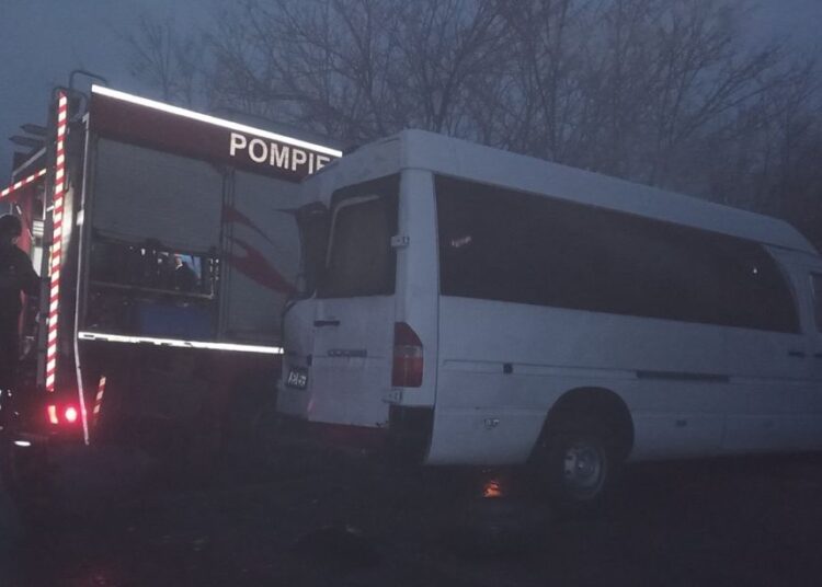 Cinci persoane rănite după ce un microbuz s-a izbit de o autospecială a pompierilor. Patru echipaje nu au putut ajunge la un incendiu din satul Ulmu din cauza ghețușului
