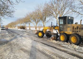 Se circulă în condiții de iarnă pe drumurile naționale. Drumarii au intervenit pe mai multe trasee din nordul țării