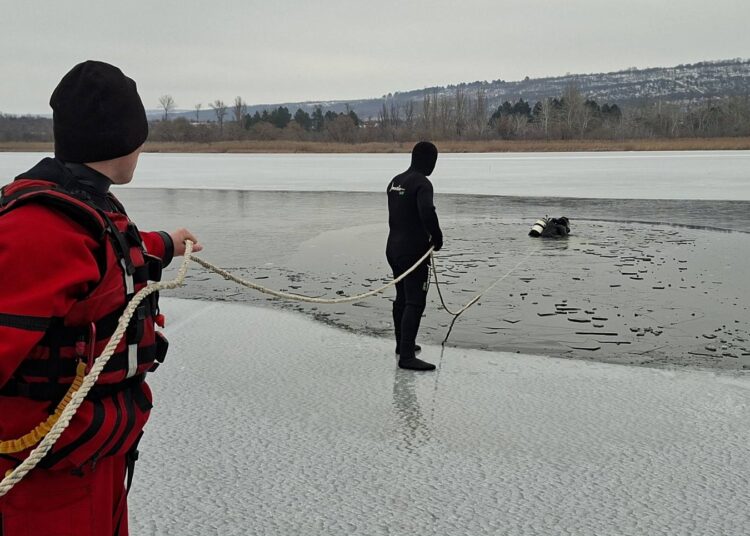 FOTO // O mașină a fost descoperită sub gheața lacului Ghidighici din Chișinău