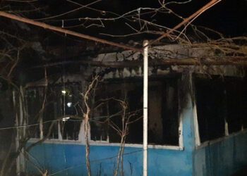Casa din Ulmu a ars în totalitate, după ce pompierii n-au putut ajunge ca să stingă flăcările din cauza ghețușului
