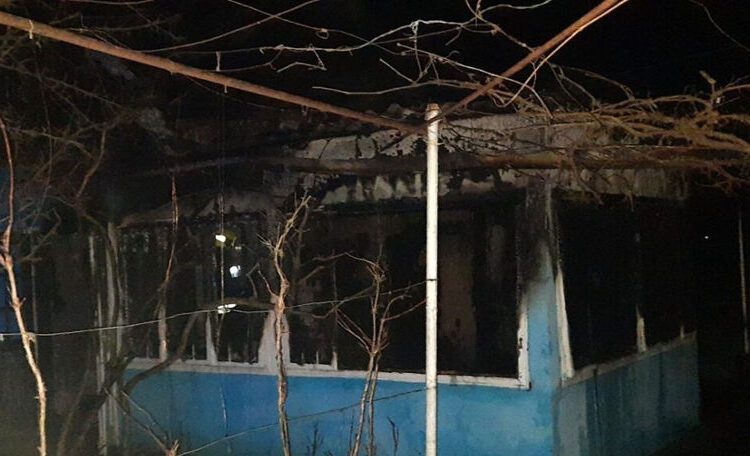 Casa din Ulmu a ars în totalitate, după ce pompierii n-au putut ajunge ca să stingă flăcările din cauza ghețușului