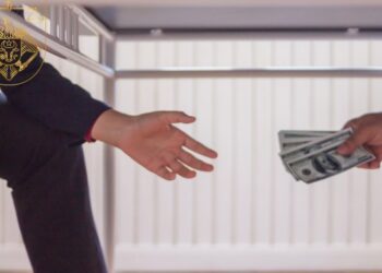 Mită într-un pahar de cafea. Doi procurori din nordul țării vor ajunge pe banca acuzaților