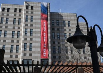 Ambasada Rusiei la Seul a afișat un banner cu mesajul „Victoria va fi a noastră” și refuză să îl scoată