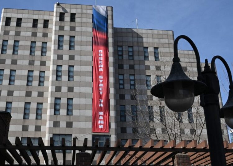 Ambasada Rusiei la Seul a afișat un banner cu mesajul „Victoria va fi a noastră” și refuză să îl scoată