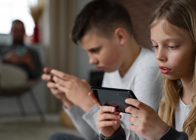 Ministerul Educației analizează posibilitatea restricționării accesului copiilor la rețelele de socializare