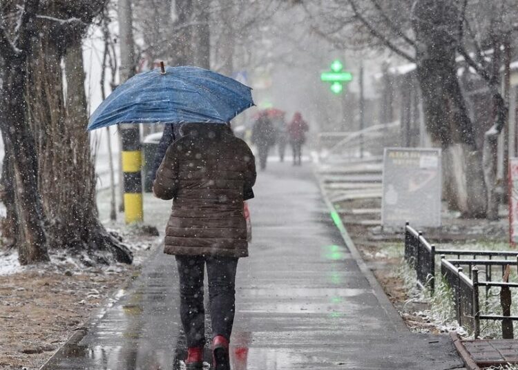 METEO // Ploi, lapoviță și temperaturi pozitive. Câte grade se vor înregistra astăzi