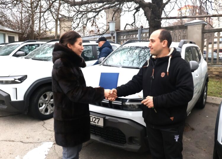 FOTO // Opt structuri de asistență psihopedagogică din țară, inclusiv din nord, dotate cu automobile pentru sprijinirea copiilor cu CES