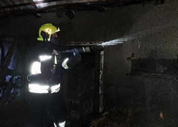 Un bărbat s-a ales cu arsuri după ce a încercat să-și salveze automobilele din flăcări
