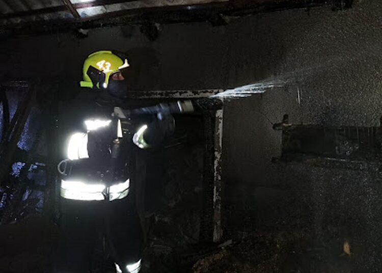 Un bărbat s-a ales cu arsuri după ce a încercat să-și salveze automobilele din flăcări