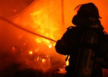 Мужчина получил ожоги, пытаясь спасти свои автомобили от огня в городе Купчини