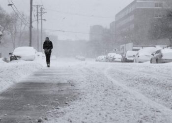 METEO // Cer noros și ninsori slabe. Câte grade vor fi astăzi
