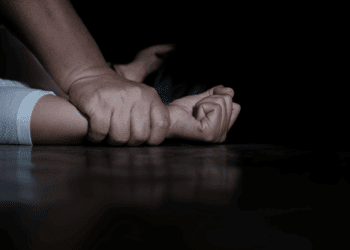 O fetiță de 9 ar fi fost violată. Poliția este pe urmele făptașului