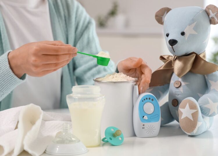 Procurorii francezi investighează Nestlé, Danone şi alte companii în scandalul laptelui praf contaminat pentru bebeluşi