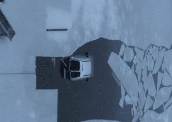 VIDEO // Mașina prăbușită sub gheața lacului Ghidighici ar fi fost scoasă din apă